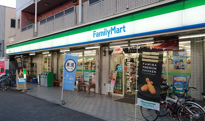 コンビニ　ファミリーマート 堀田駅前店（コンビニ）まで493m