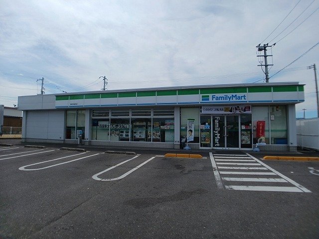 その他　ファミリーマート高松円座店さんまで450m