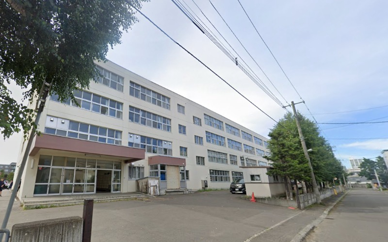 中学校　札幌市立琴似中学校（中学校）まで1211m