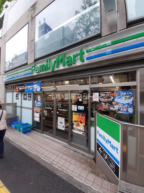 コンビニ　ファミリーマート飯田橋店（コンビニ）まで685m