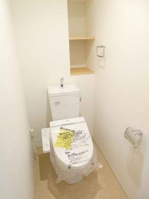 トイレ　収納スペースの付いたトイレです※同タイプ参考写真