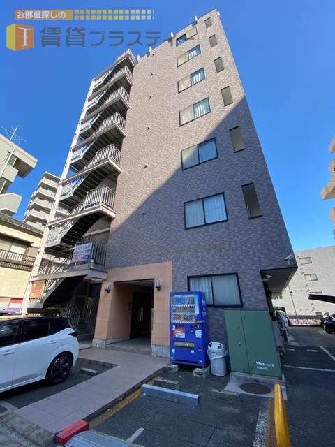 建物外観　駅からの帰り道でお買い物ができますね