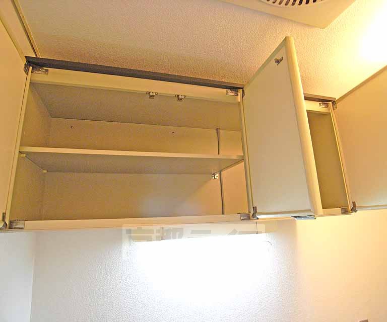 その他設備　キッチンの上にも収納があり広いです。