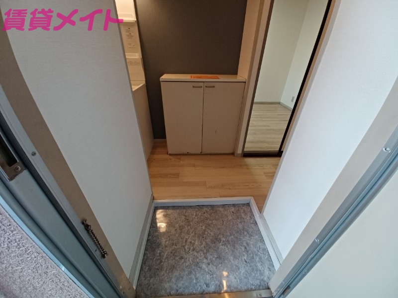 玄関　同物件別室反転タイプ画像