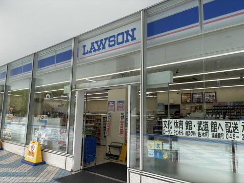 コンビニ　ローソン チサンホテル横浜伊勢佐木町店（コンビニ）まで70m
