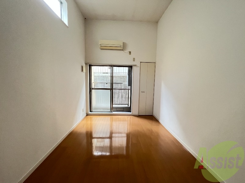居室・リビング　６帖の洋室です。生活のメインとなる部屋ですね。