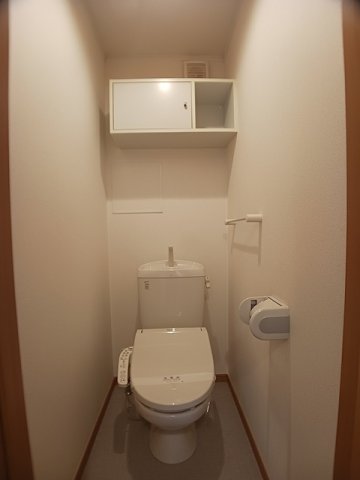 トイレ　落ち着いた色調のトイレです