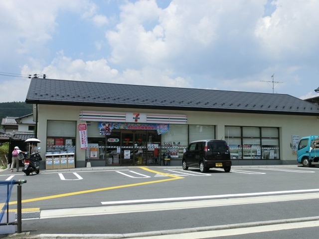 コンビニ　セブンイレブン京都岩倉忠在地町店（コンビニ）まで754m