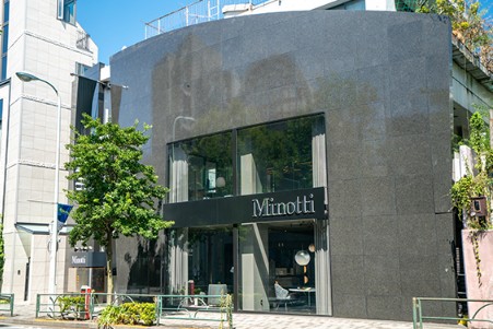 ホームセンター　Minotti　BOUTIQUE　AOYAMA（ホームセンター）まで620m