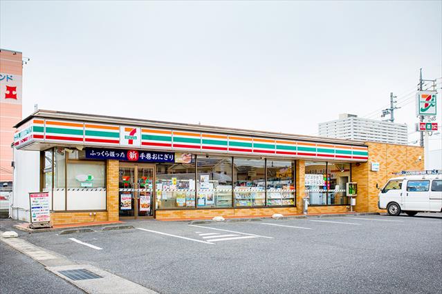コンビニ　セブンイレブン（コンビニ）まで565m