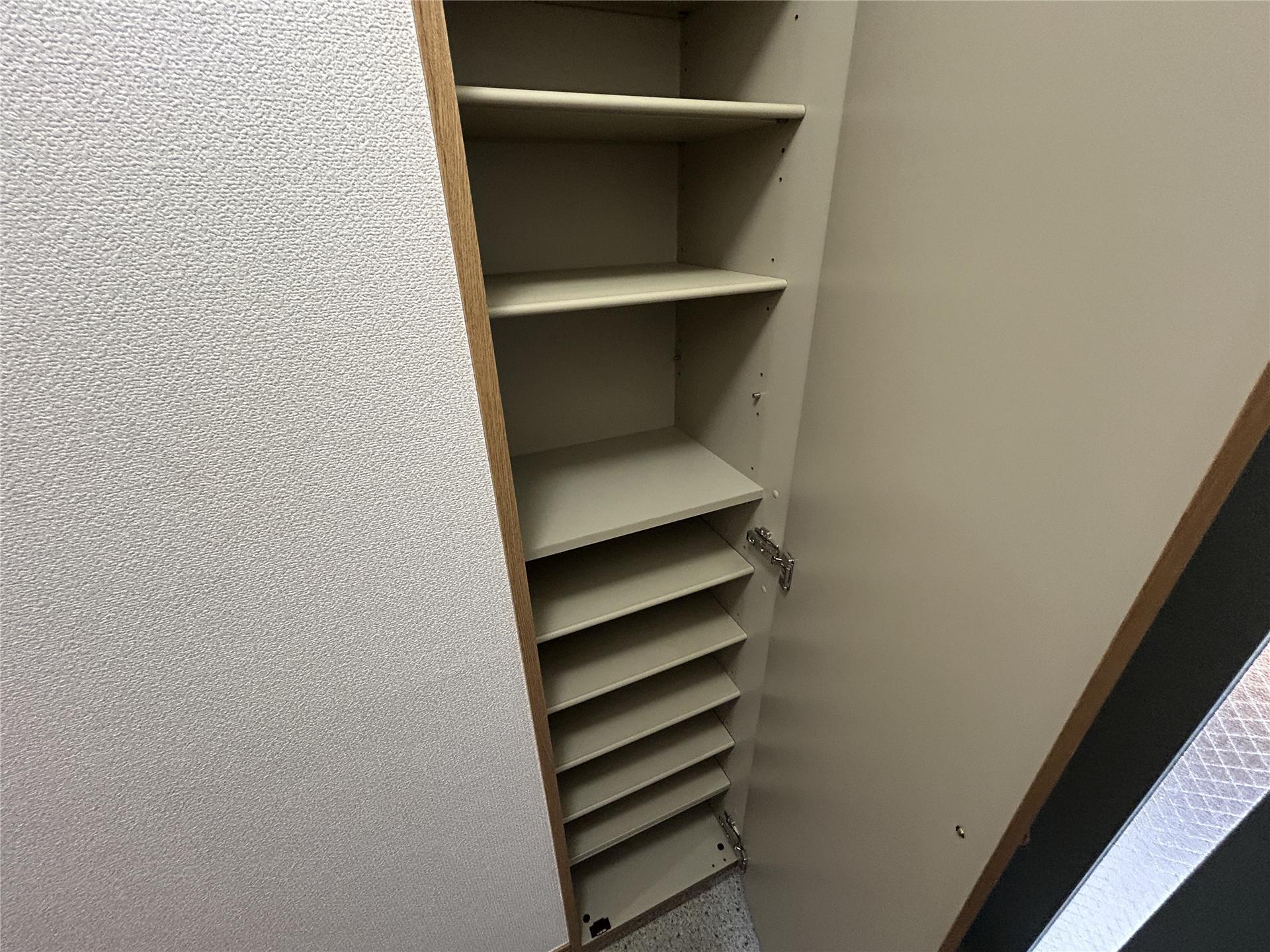 玄関　シューズボックス付きの玄関です(別部屋参考写真)