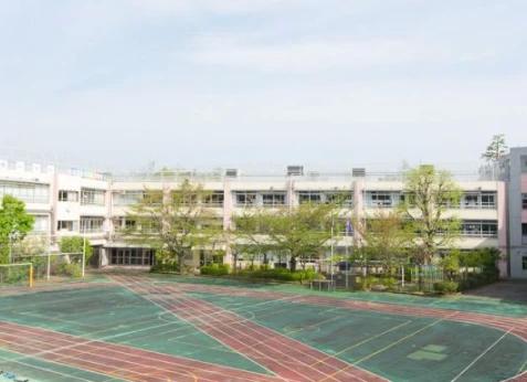 小学校　新宿区立落合第五小学校（小学校）まで472m
