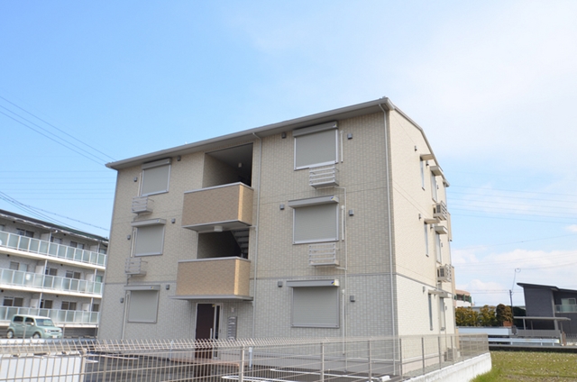 建物外観　３階建てのハイツ
