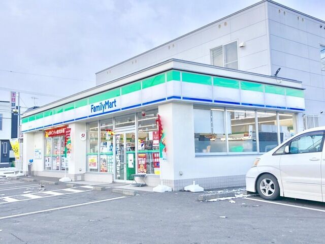 コンビニ　ファミリーマート札幌月寒東5条11丁目店（コンビニ）まで220m