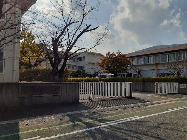 小学校　碧南中央小学校（小学校）まで882m