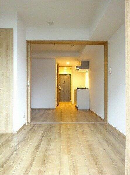 その他　洋室から玄関に向けて