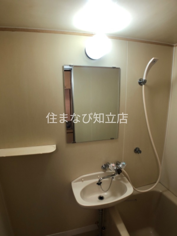 洗面設備　別室同型写真
