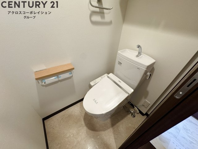 トイレ　温水洗浄便座付きのトイレです♪