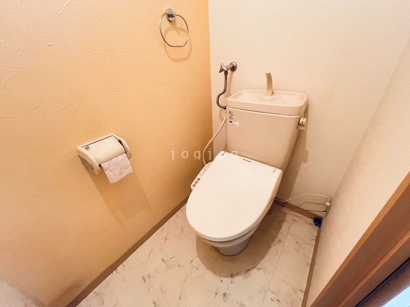 トイレ　嬉しい温水洗浄便座付きのトイレです。