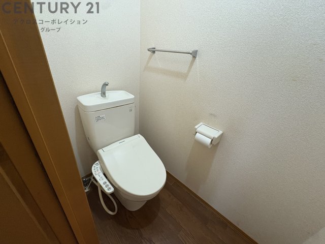トイレ　温水洗浄便座付きのトイレです♪