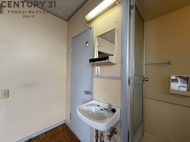 洗面設備　シンプルな洗面台