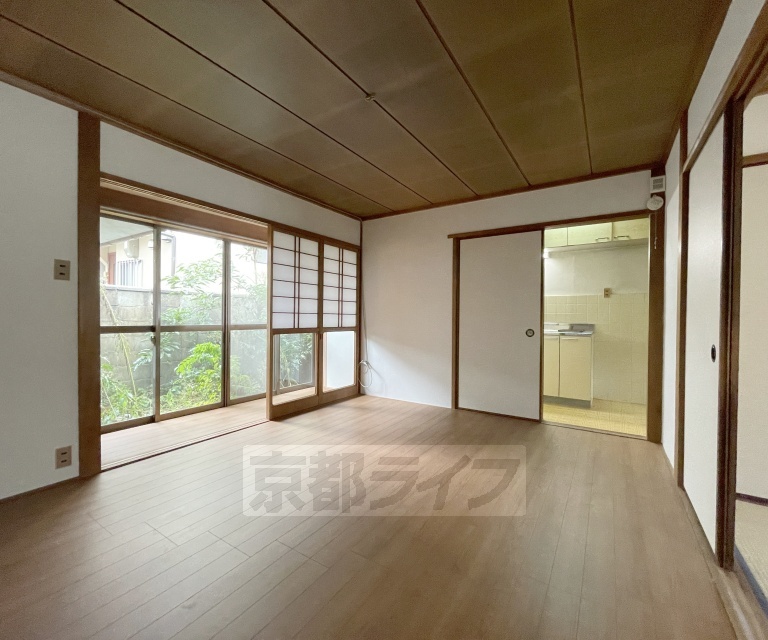 嵯峨梅ノ木町貸家の居間写真
