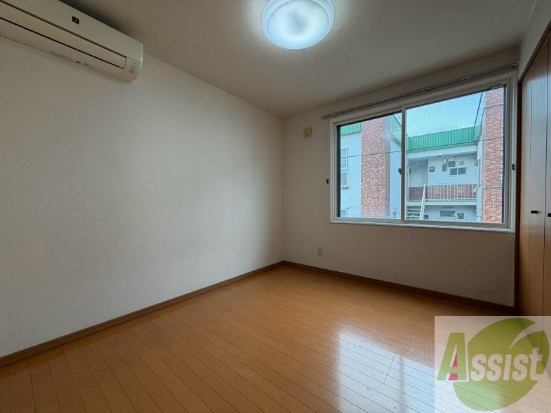 その他部屋・スペース　寝室はこちらです。光が差し込む、温かみのあるお部屋です。