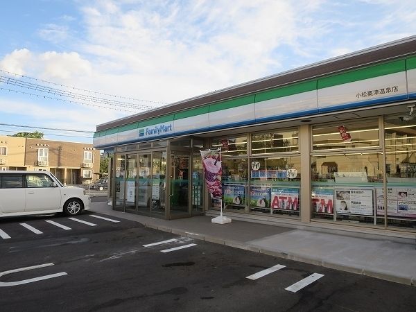 コンビニ　ファミリーマート（コンビニ）まで800m