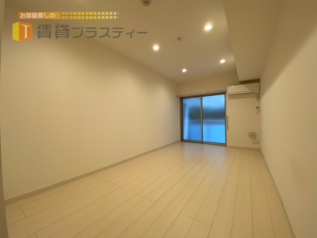 居室・リビング　白色基調の清潔感のあるお部屋。