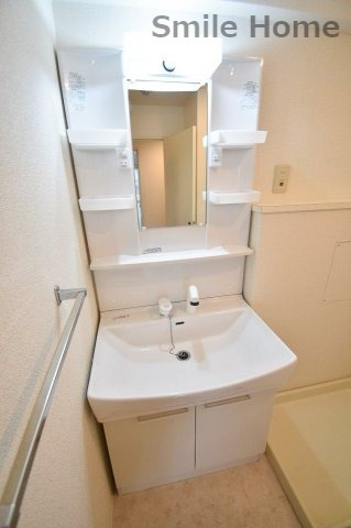 洗面設備　人気の独立洗面所にはうれしいシャンプードレッサー完備です。