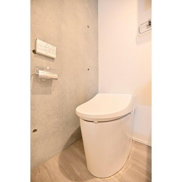 トイレ　落ち着いた色調のトイレです