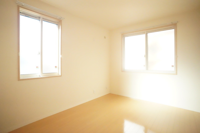 その他部屋・スペース　２面採光なので、明るく風通しのよい過ごしやすいお部屋です♪