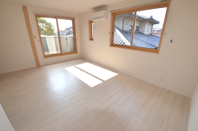 居室・リビング　２面採光の明るいお部屋です。