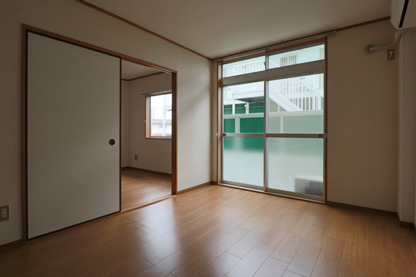 居室・リビング　同じ建物の別のお部屋