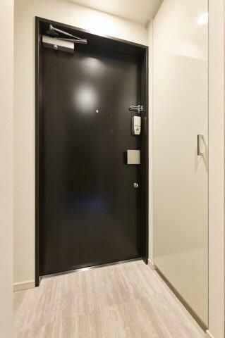 玄関　写真は同タイプ住居です。