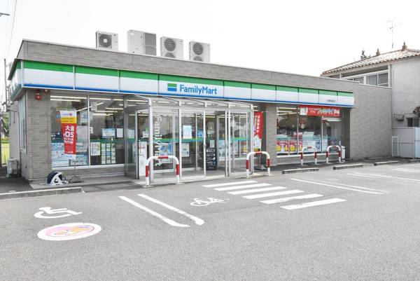 コンビニ　ファミリーマート（コンビニ）まで500m