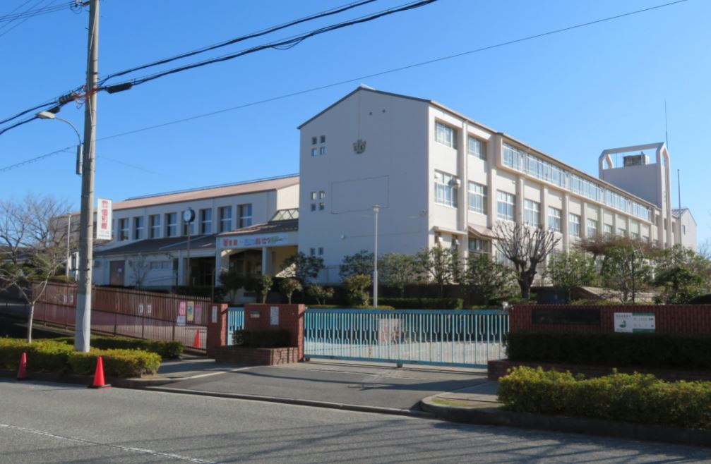 中学校　神戸市立北神戸中学校（中学校）まで721m