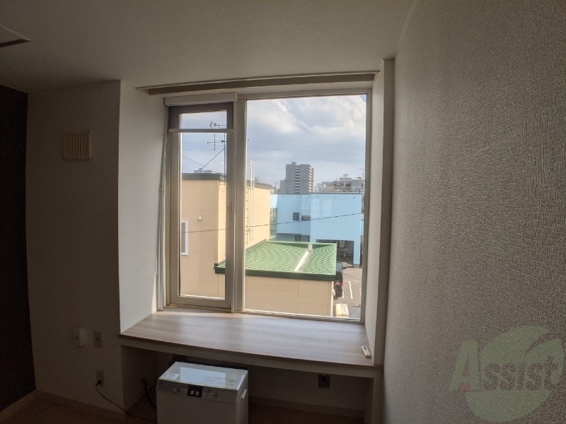 バルコニー　出窓になっているので小物を置いたりアレンジ出来ますよ。