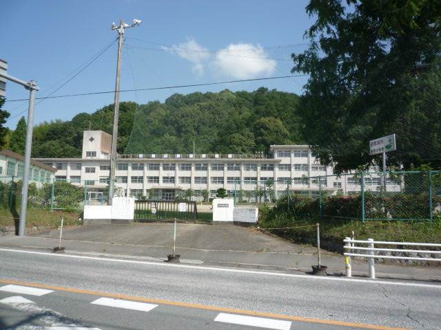 【松阪市上川町のアパートの小学校】