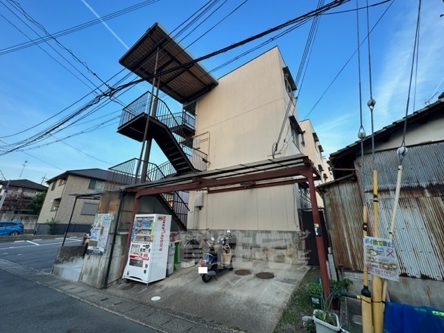 京都市伏見区向島西堤町のアパートの建物外観