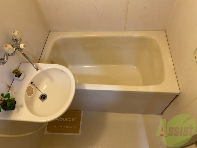 バス・シャワールーム　浴室はゆっくりと浸かれそうなサイズ感になっています。