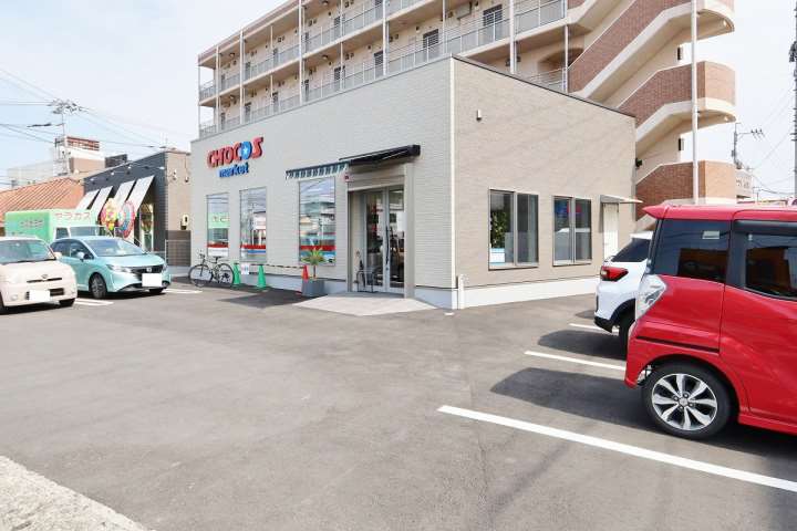 スーパー　CHOCOS（スーパー）まで828m