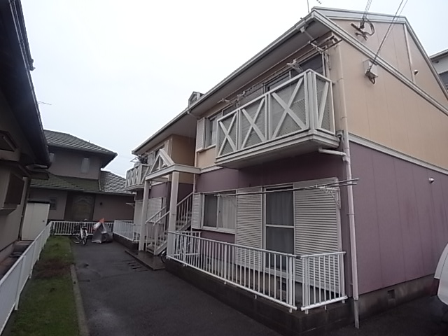 加古川市平岡町一色西のアパートの建物外観
