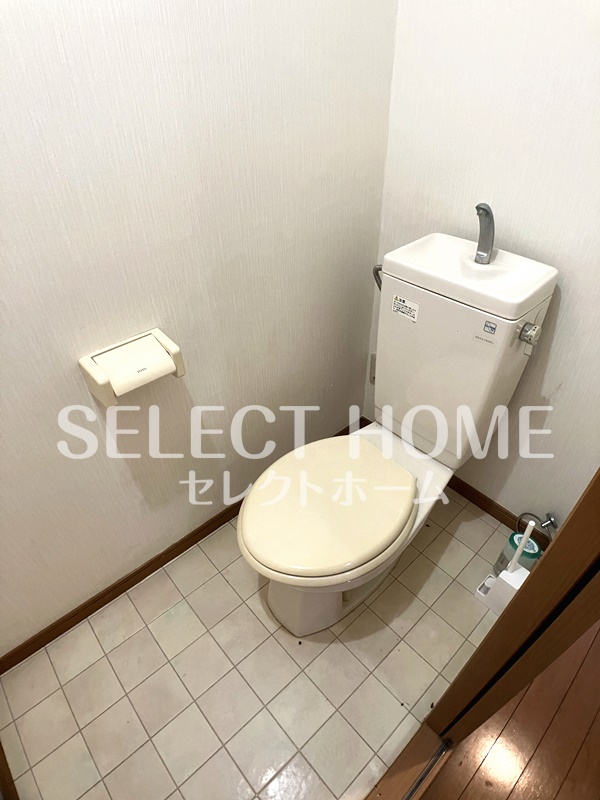 トイレ　落ち着いた色調のトイレです