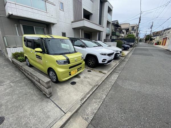 【シャーメゾン馬酔木の駐車場】