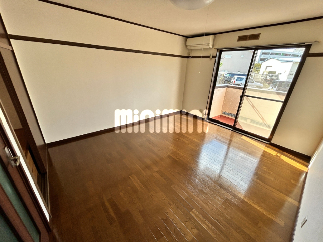 居室・リビング　お掃除しやすいフローリングです。