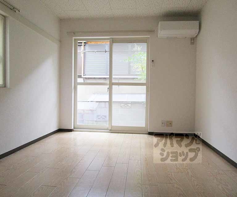 居室・リビング　１０７号室の写真です。