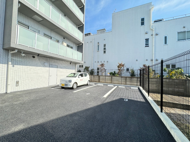 【府中市白糸台のマンションの駐車場】