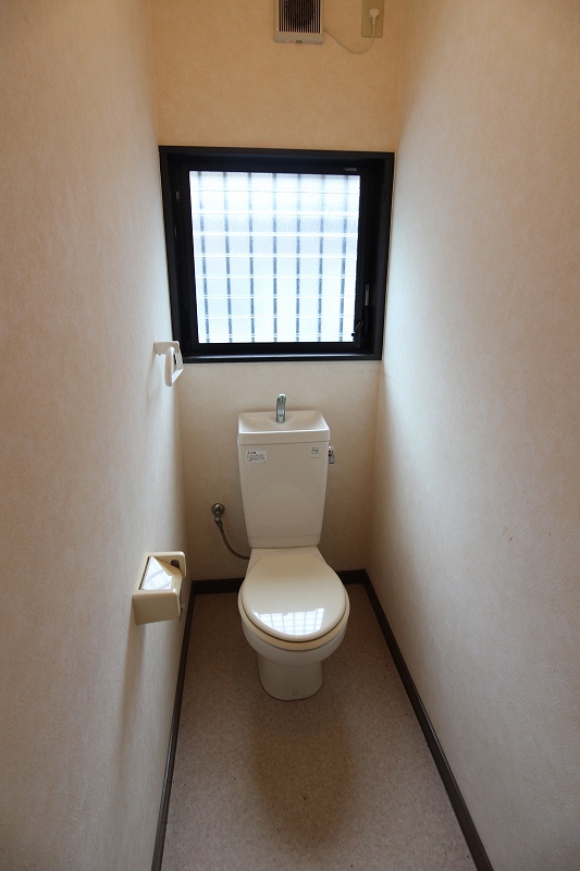 トイレ　トイレに窓があり、換気にもいいですよ。
