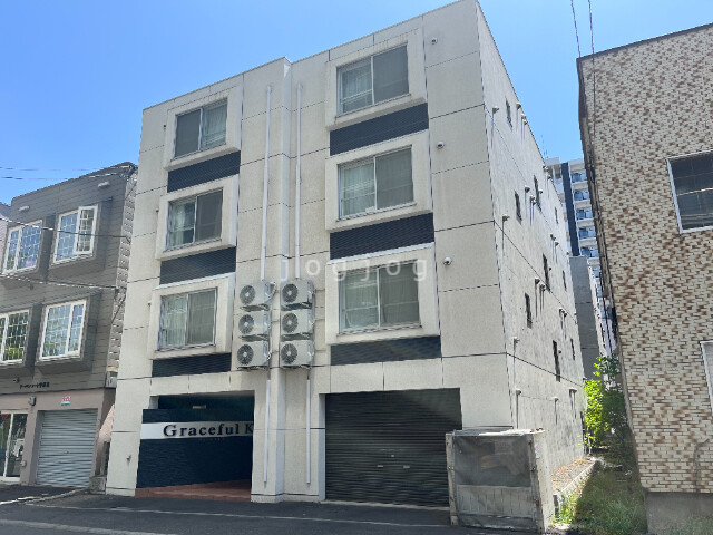 札幌市豊平区平岸四条のマンションの建物外観